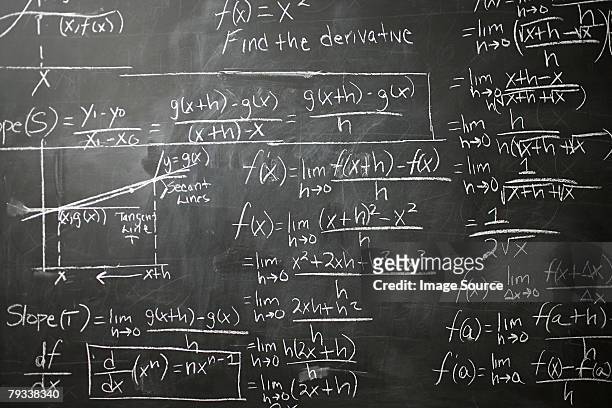 calculus on blackboard - formula fotografías e imágenes de stock