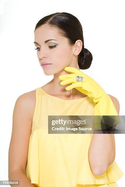 dona de casa com um anel de diamante - luva para lavar louça imagens e fotografias de stock
