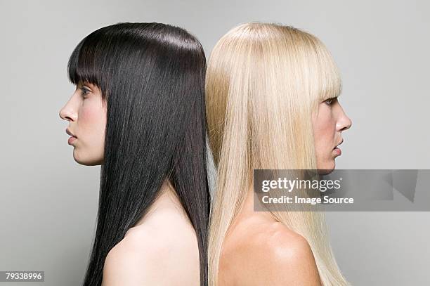 duas mulheres costas com costas - bangs imagens e fotografias de stock