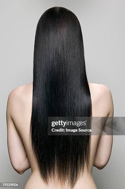 vista posterior de una mujer - cabello largo fotografías e imágenes de stock