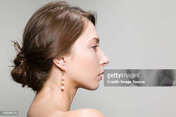 profile of a young woman - earrings stockfoto's en -beelden