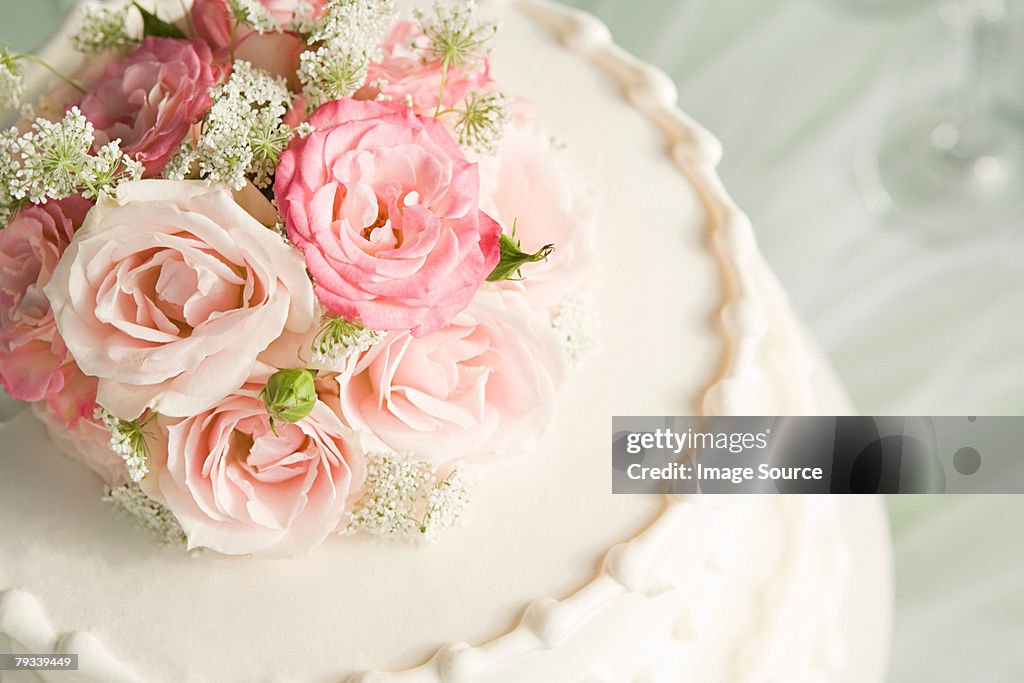 Rosas sobre la parte superior de un pastel de bodas