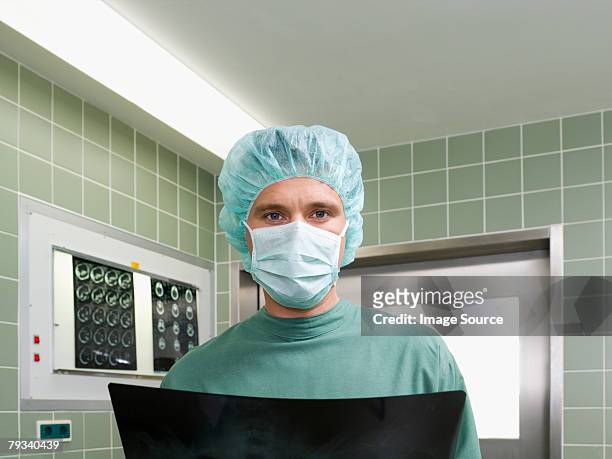 chirurg hält eine x-ray - radiogram photographic image stock-fotos und bilder