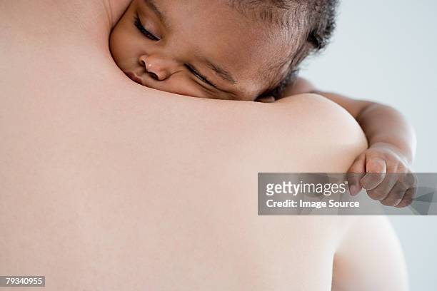 mutter und kind - black man holding baby stock-fotos und bilder