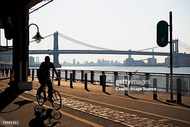 cyclist in new york - lower east side stockfoto's en -beelden