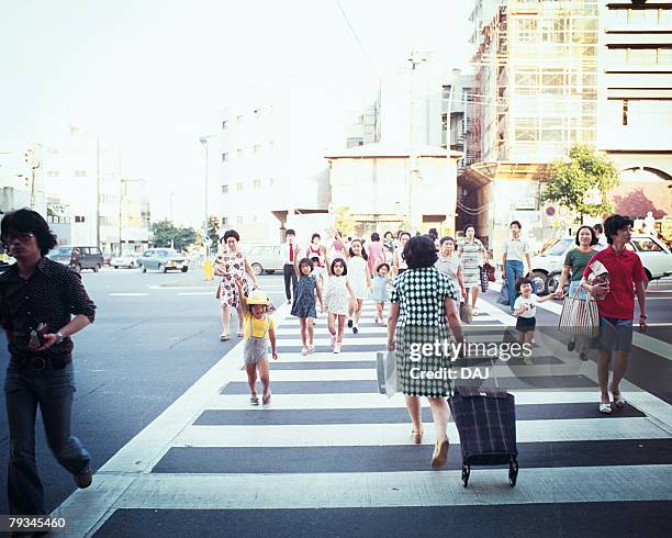 pedestrians crossing a zebra zone - era showa - fotografias e filmes do acervo