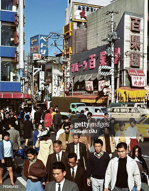 crowded street - showa period fotografías e imágenes de stock