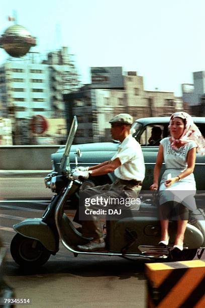 man and woman on scooter - ère showa photos et images de collection