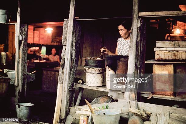 a cooking woman in showa - ère showa photos et images de collection