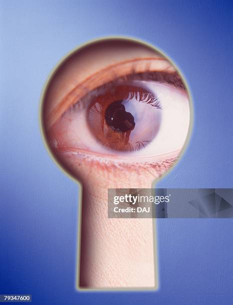 closed up image of a womans brown eye, looking through a keyhole, front view, cg - durchblick schlüsselloch stock-fotos und bilder