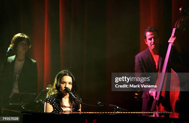 Norah Jones with band