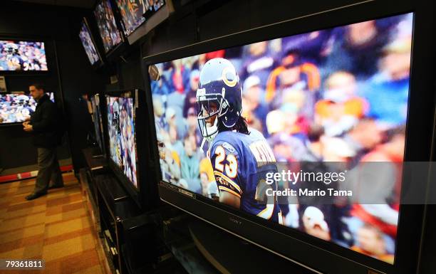 Shopper inspects HD televisions in a Circuit City store January 29, 2008 in New York City. The Commerce Department announced that orders for durable...