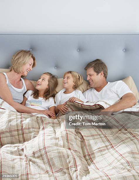 famiglia a letto insieme di bonding - letto matrimoniale foto e immagini stock