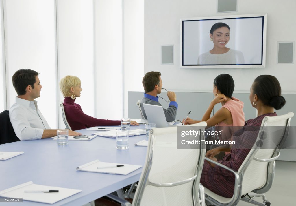 Hommes d'affaires ayant une conférence vidéo