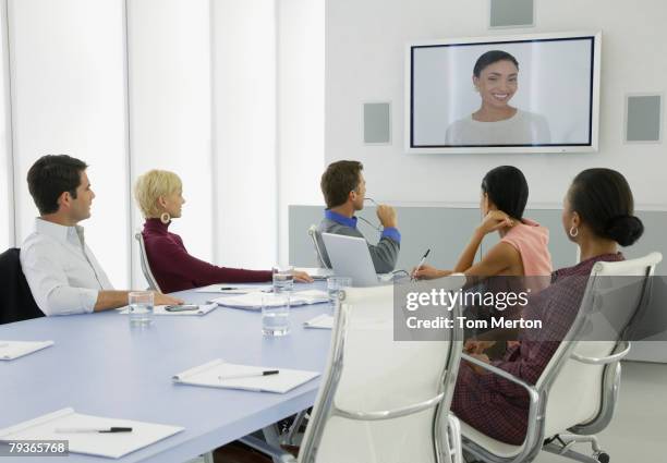 empresários tendo uma vídeo-conferência - miami business imagens e fotografias de stock