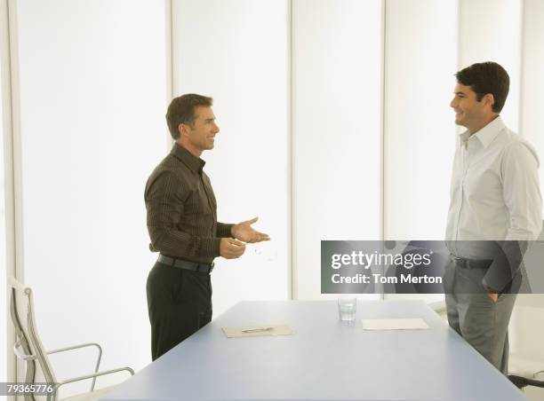 Zwei Geschftsleute Sprechen Im Konferenzraum, Stock-Foto