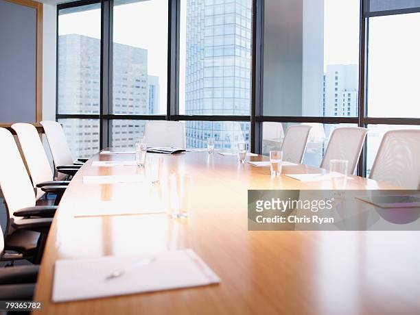 vazia sala de reuniões mesa com papelada - mesa de reunião imagens e fotografias de stock