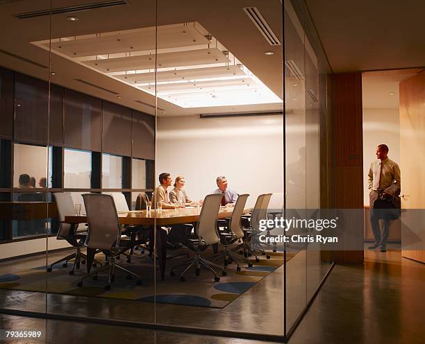 três empresários na sala de reuniões de negócios deixar ver - miami business imagens e fotografias de stock