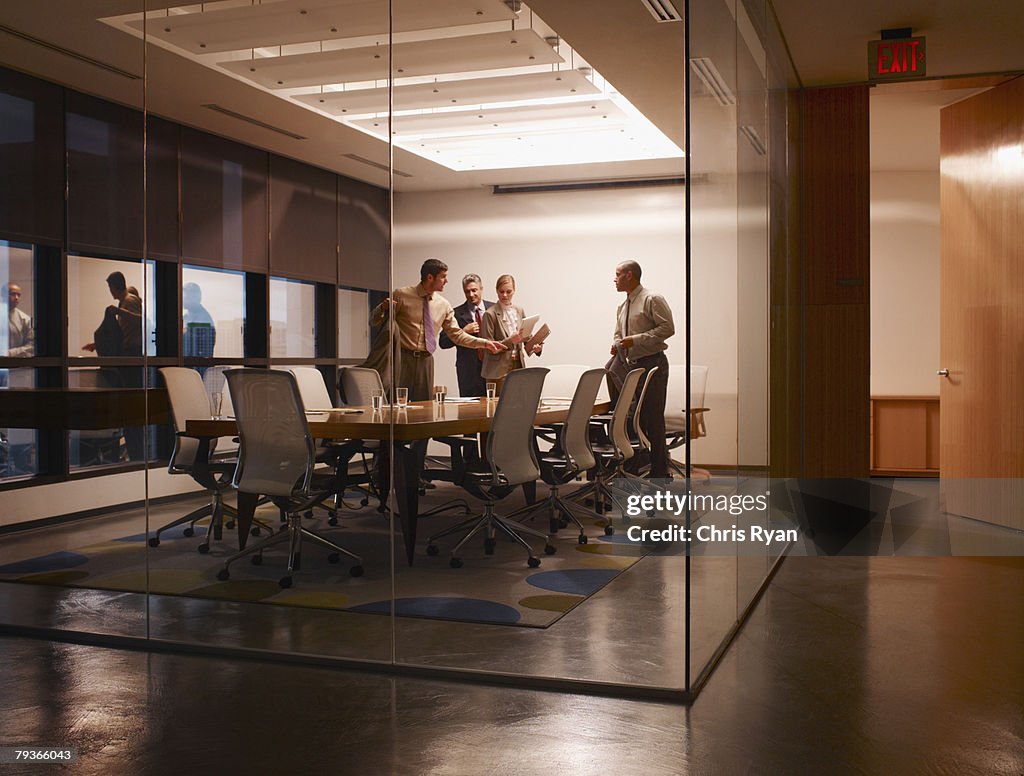 Vier Geschäftsleute in boardroom zubereiten zu lassen.