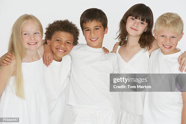 cinque bambini al coperto rivolto verso l'obiettivo - rivolto verso lobiettivo foto e immagini stock