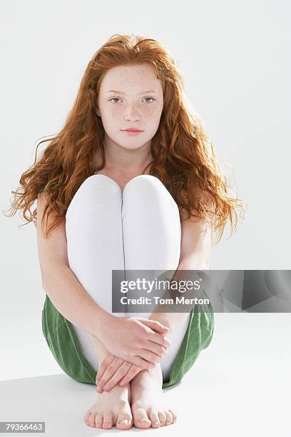 床に座る若い女の子屋内 - ot ストックフォトと画像