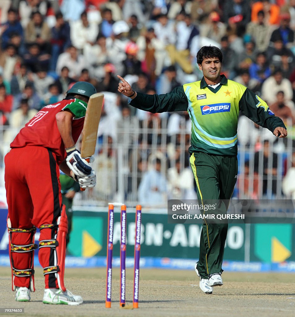 Pakistani bowler Sohail Khan (R) celebra