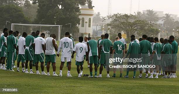 Players of "Super Eagles", the national football team of Nigeria, pray before a training session 30 January 2008 in Takoradi for their 2008 African...