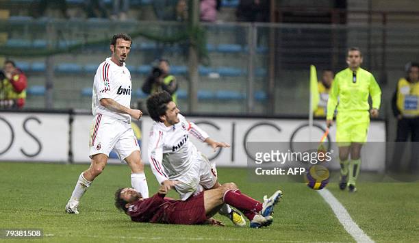 Reggina's midfielder Emmanuel Cascione vies with AC Milan midfielder Gennaro Gattuso while AC Milan's defender Giuseppe Favalli is looking during...