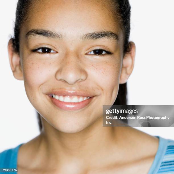 close up of mixed race teenage girl smiling - alleen één tienermeisje stockfoto's en -beelden