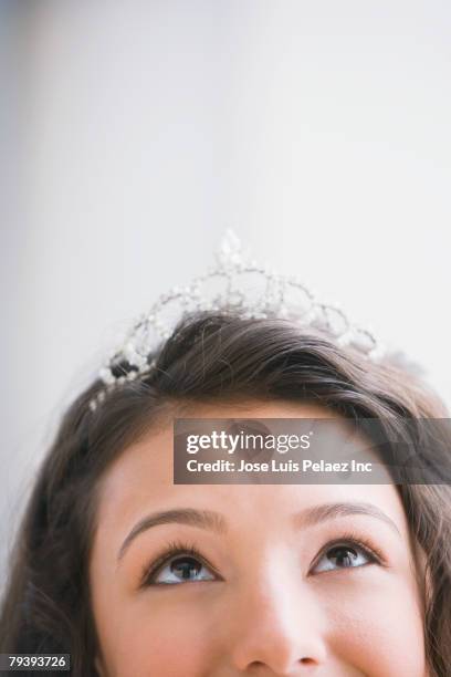 hispanic teenaged girl wearing tiara - coroa enfeites para a cabeça - fotografias e filmes do acervo