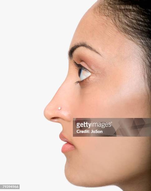 profile of indian woman with nose ring - nose piercing - fotografias e filmes do acervo