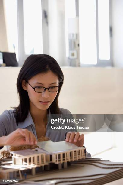 asian female architect building model - building model stockfoto's en -beelden