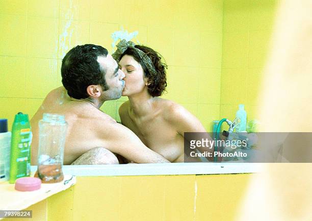 paa142000009 - couple and kiss and bathroom 個照片及圖片檔