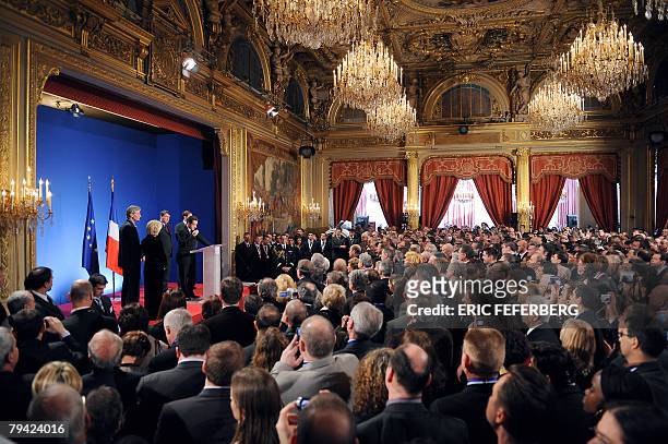 Le pr?sident Nicolas Sarkozy prononce un discours au c?t? du ministre de l'Education Xavier Darcos , le 31 janvier 2008 au palais de l'Elysee ?...