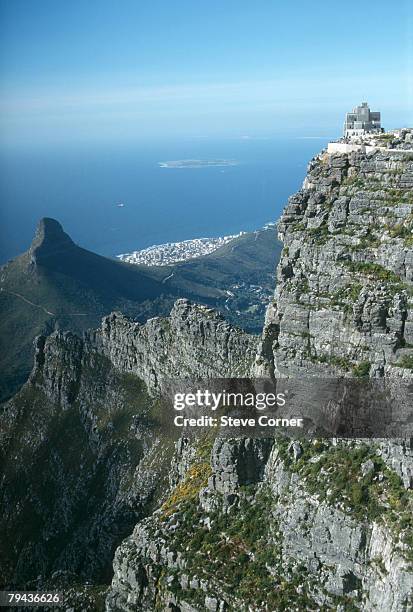 view of western buttress with the cable car station and robin island in the distance. cape town, western cape province, south africa - cape town cable car stock pictures, royalty-free photos & images