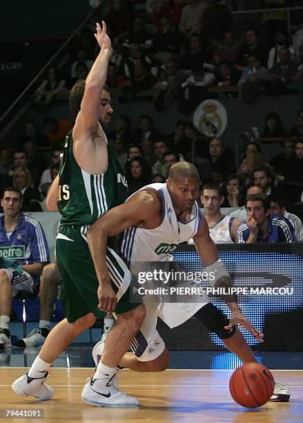 Real Madrid's US Charles Smith runs past Panathinaikos Vassilis Spanoulis during a Euroleague basketball match in Madrid on January 31, 2008. AFP...