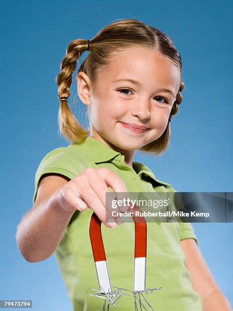 child holding a magnet - íman em forma de ferradura imagens e fotografias de stock