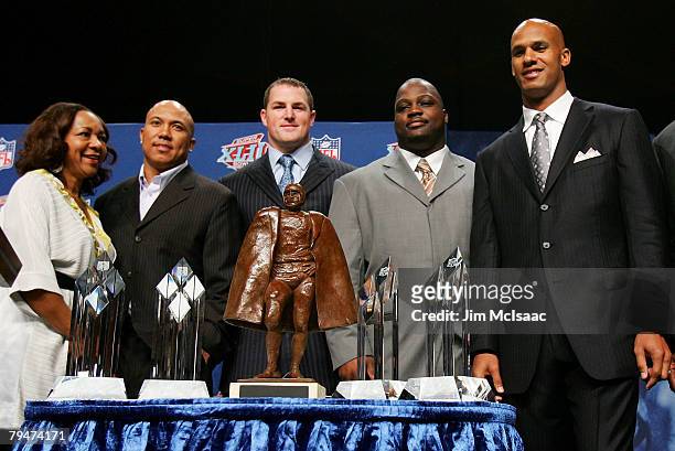 Connie Payton, wife of the late Walter Payton poses with Hines Ward of the Pittsburgh Steelers, Jason Witten of the Dallas Cowboys, Brian Waters of...