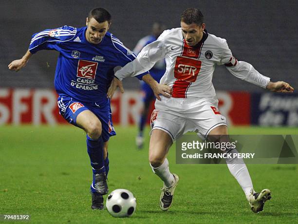 Paris' defender Sylvain Armand vies with Le Poire-sur-Vie's forward Anthony Guilleux during their French Cup football match, 02 February 2008 in...