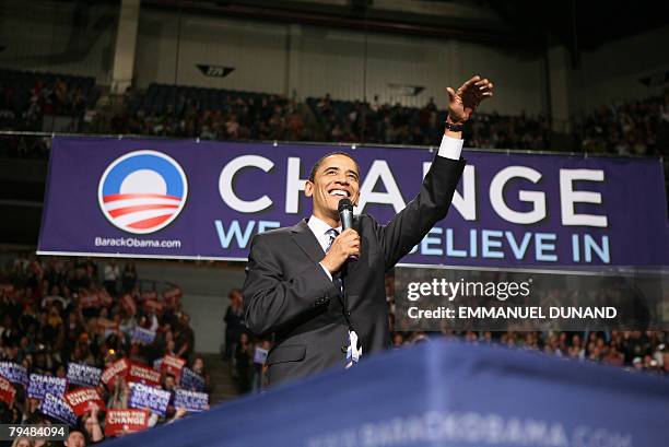 Democratic presidential candidate Illinois Senator Barack Obama acknowledges the crowd during a rally in Minneapolis, Minnesota, 02 February 2008....