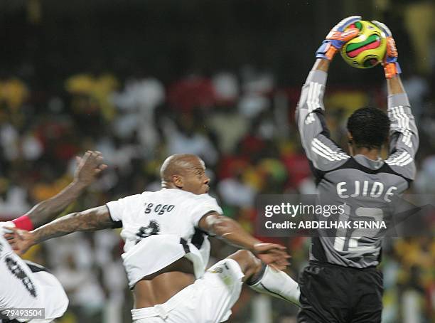 Ghana's Junior Agogo fights for the ball with Nigeria's goalie Austin Ejide 03 February 2008 in Accra during their quarter-final 2008 African Cup of...