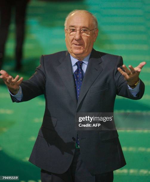 Alfredo Landa poses on arrival at the Goya awards in Madrid on February 3 2008. AFP PHOTO/Angel NAVARRETE