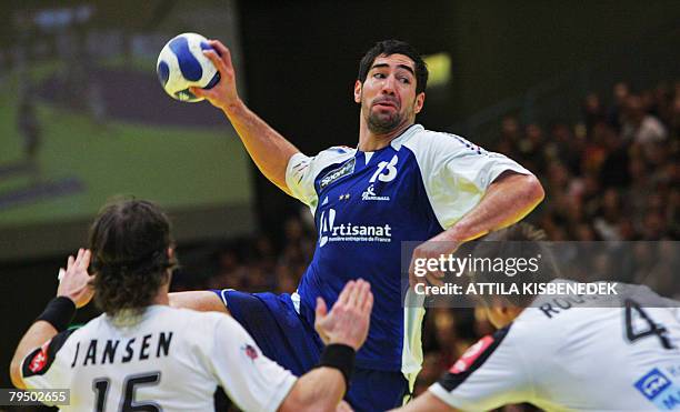 Picture taken 23 January 2008 at the Spektrum sports hall in Trondheim shows France's left back Nikola Karabatic jumping to shoot between Germany's...