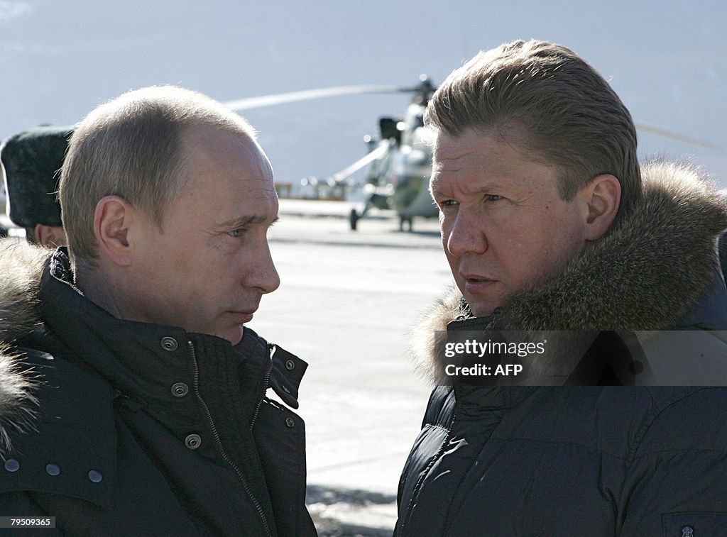 Russian President Vladimir Putin (L) and