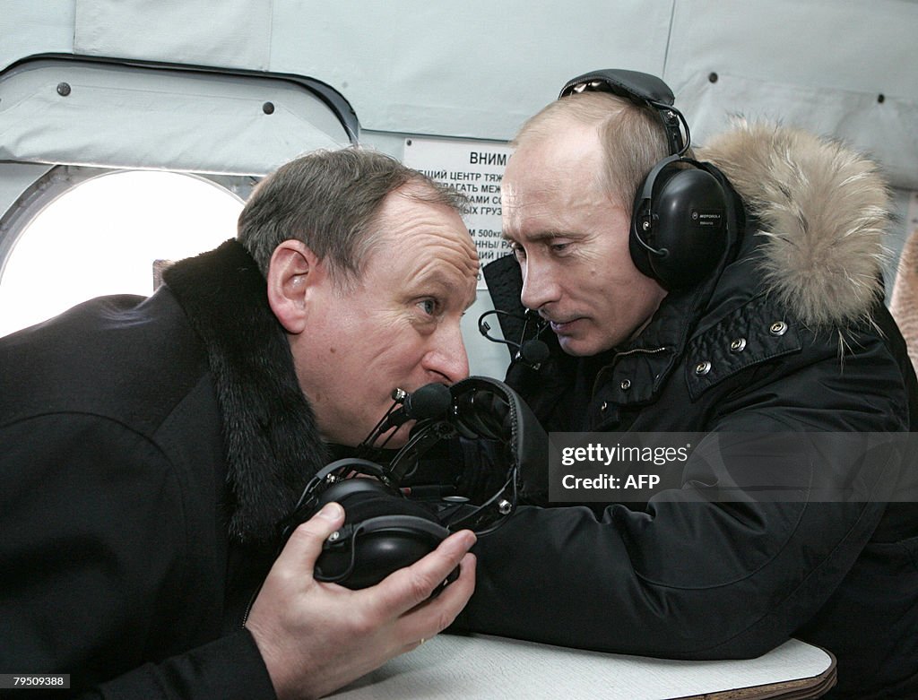 Russian President Vladimir Putin (R) and