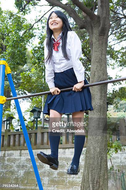high school girl playing with horizontal bar - barra horizontal - fotografias e filmes do acervo
