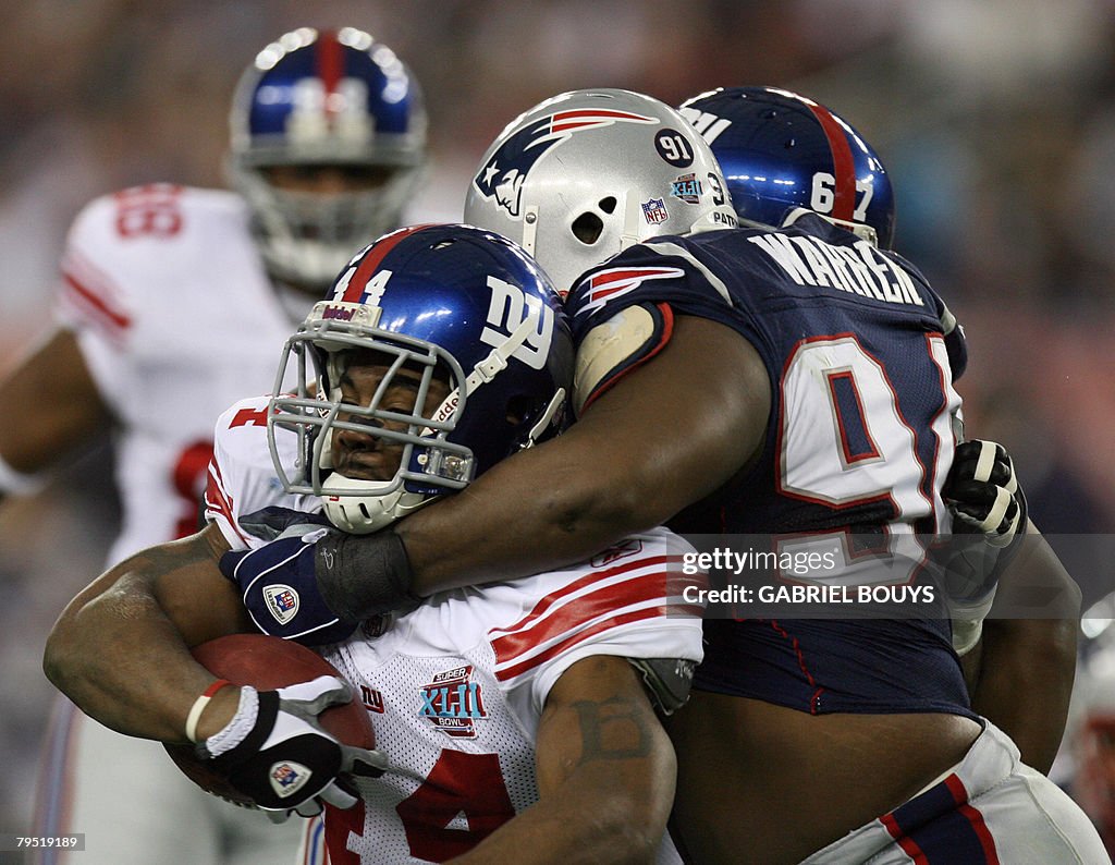 Ahmad Bradshaw (L) of the New York Giant