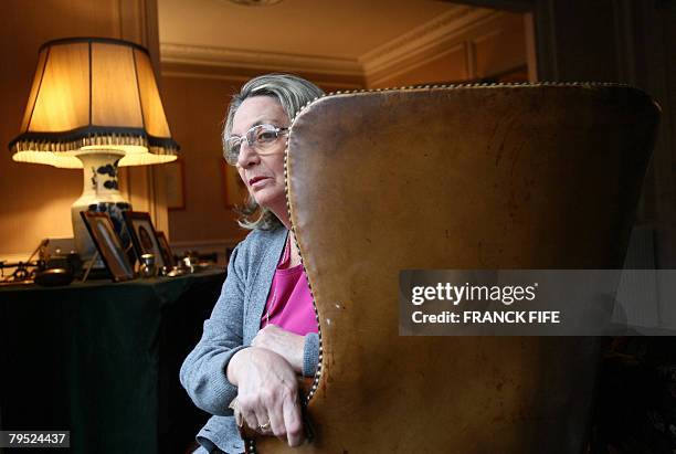 La soeur de Claude Francois, Josette pose dans son appartement, le 21 janvier 2008 ? Paris, ? l'occasion de la sortie de son autobiographie "Claude...