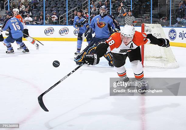 Mike Richards of the Philadelphia Flyers reaches for a loose puck against the Atlanta Thrashers at Philips Arena on February 5, 2008 in Atlanta,...