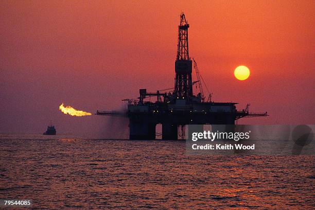 oil drilling platform at sunset - oil rig fire stock pictures, royalty-free photos & images